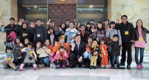 15일 예천에 살고 있는 다문화가족 50여 명이 이한성 국회의원과 함께 국회의사당과 헌정기념관을 둘러본 뒤 국회 앞마당에서 기념촬영을 했다.