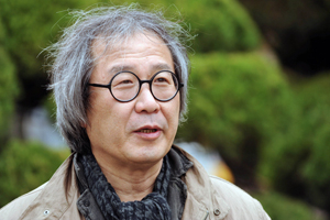 대구 계산성당 앞에서 지난날을 회상하고 있는 건축가 승효상. 사진