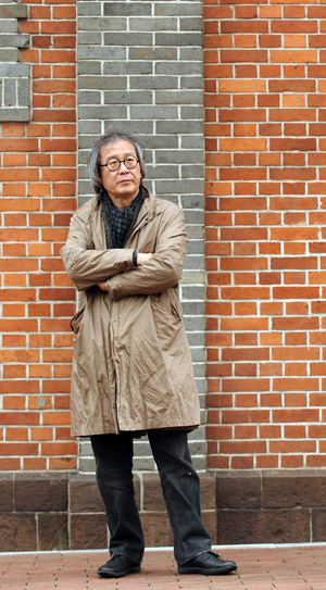 본인은 듣기 싫어하지만 가수 조영남이 자꾸 떠오르는 건 왜일까? 공통점은 있다. 둘 다 자유영혼의 소유자라는 것.
