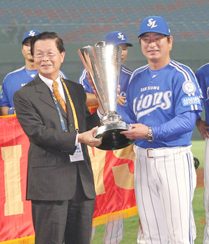 지난달 29일 2011 아시아시리즈서 우승한 삼성 류중일 감독이 우승 트로피를 들어 올리고 있다. 연합뉴스