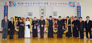 18일 대구검도회 도장에서 열린 제9회 매일신문사장기 단별 검도선수권대회에서 우승을 차지한 선수들과 대회 임원들이 기념촬영을 하고 있다. 왼쪽부터 신낙주 대구시검도회 고문, 방규건 8단, 여자부 우승 정향미, 소년초단부 우승 신민승, 초단부 우승 이영욱, 구성재 대구시검도회장, 2단부 우승 박철형, 3단부 우승 한우진, 4단부 우승 최성민, 5단부 우승 최희철, 김종덕 8단, 이필후 대구시검도회 부회장