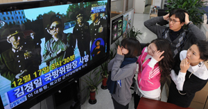 북한 김정일 국방위원장의 갑작스런 사망 소식이 전해진 19일 대구시 중구의 한 사무실 직원들이 놀란 표정으로 TV 뉴스속보를 지켜보고 있다. 정운철기자 woon@msnet.co.kr