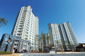 대구 생활권이 경산이 도시철도 2호선 연장과 대구 연결 도로 개설 등으로 주거단지로 인기를 더해가고 있다. 경산 지역 내 최근에 조성된 사동택지 지구 내 화성파크 드림 단지와 이달 분양에 들어가는 중산동 펜타힐즈 지구 내 서한 이다음 단지.