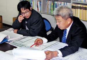 2012학년도 대입 정시 원서접수가 22일부터 시작되는 가운데 입시전문가들은 수험생들이 자신의 유불리를 잘 따져 지원전략을 세워야 한다고 조언하고 있다.