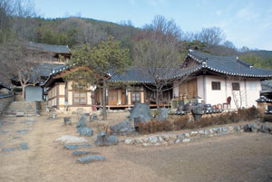 윤동마을 중앙에 있는 사우당 종가.