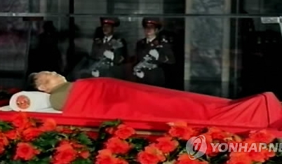 북한의 후계자 김정은이 아버지 김정일 국방위원장의 시신이 있는 금수산기념궁전을 참배하는 영상이 공개됐다. 이는 조선중앙TV가 참배 모습을 방송한 것이다. 김정은의 김정일 국방위원장 시신 참배에는 노동당과 군의 핵심부가 함께 했다.