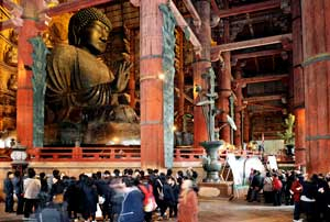 도다이지(東大寺) 대불은 연간 200만 명 이상이 찾는 일본의 대표적인 유물이다. 세계최고 크기의 이 대불은 신라, 고구려, 백제사람이 합작해 만든 것이다.