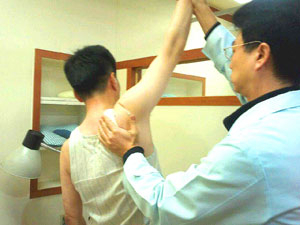오십견이 오면 팔을 뒤로 돌려올리기, 옆으로 들어올리기, 앞으로 들어올리기 등의 순서로 동작이 굳어진다.