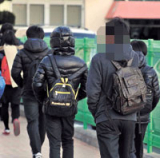 학교 폭력 예방을 위해 가장 기초적인 것은 가정교육이다. 중학생들이 26일 오전 등교하고 있다. 정운철기자 woon@msnet.co.kr