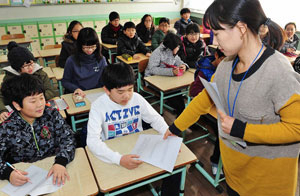 학교폭력이 위험한 수준에 이른 가운데 27일 오전 대구 한 초등학교 학생들이 방학 기간 중임에도 등교해 학교폭력 관련 예방 교육을 받고 설문지 작성을 하고 있다. 성일권기자 sungig@msnet.co.kr