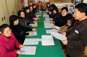 28일 오전 대구 장기초등학교 교사들이 최근 발생한 학교폭력과 관련해 학생 생활지도 대책회의를 하고 있다. 성일권기자 sungig@msnet.co.kr