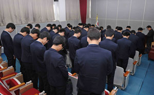 29일 오전 집단 괴롭힘으로 한 학생이 스스로 목숨을 끊은 사건이 발생한 A중학교에서 종업식 및 추모식이 열린 가운데 같은반 학우들이 피해학생의 넋을 위로하며 묵념을 올리고 있다. 정운철기자 woon@msnet.co.kr