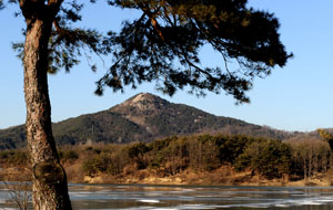 안동과 예천 경계지역에 있는 경북도청 이전지에서 공사가 한창 진행되고 있다. 이채근기자