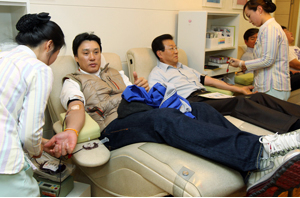29일 대구 동성로 헌혈의 집에서 열린 사랑의 헌혈 행사에서 삼성 라이온즈 김인 사장(오른쪽)과 이승엽이 헌혈하고 있다. 삼성 라이온즈 제공