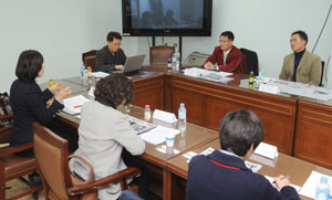 학교 폭력에 따른 대구 학생들의 잇따른 자살이 우리 사회에 큰 충격파를 던지고 있다. 학생, 학부모, 교사 등 교육 관계자들이 29일 오후 매일신문사에 모여 긴급 좌담회를 가졌다. 김태형기자 thkim21@msnet.co.kr