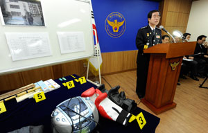 29일 오후 대구 수성경찰서 3층 소회의실에서 배봉길 서장이 중학생 자살 사건과 관련한 최종수사 결과를 발표하고 있다. 우태욱기자 woo@msnet.co.kr
