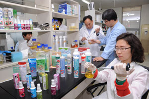 세계 최고 수준의 독보적인 기술력을 앞세워 국내외 바이오(BT) 기술시장에서 새 바람을 일으키고 있는 전진바이오팜 직원들이 연구에 매진하고 있다. 정운철기자