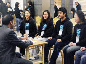 ▲대구대가 일자리 창출 공로를 인정받아 지방대학 중 유일하게 정부포상을 받았다. 대구대에서 열린 취업박람회에 참가한 학생들의 모의 면접 장면.