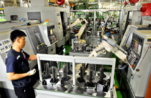 한미 FTA 발효로 대구경북 수출 기업들이 혜택을 입을 것으로 예상되지만 원산지 증명 관련 전문가 부족으로 수출 확대에 비상이 걸렸다.