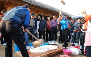 삼강주막을 찾은 관광객들이 떡메치기 체험을 하고 있다.