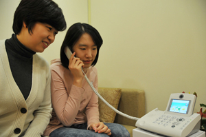 지역 백화점들이 새해를 맞아 더 나은 서비스를 화두로 삼고 있다. 롯데백화점 대구점의 화상 민원 서비스 모습.