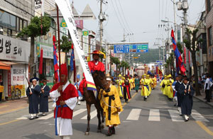 지난해 열린 제1회 생명문화축제에서 세종대왕자태실 태봉안 행렬이 성주읍내를 지나고 있다. 성주군 제공