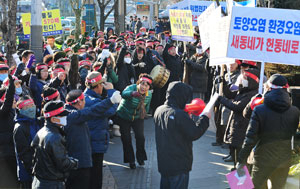 대구시 서구 평리6동 새동네 주민들이 5일 오후 서구청 앞에서 쓰레기 매립지 위에 건설된 주택가 주민들에 대한 건강 검진 등 대책마련을 촉구하는 시위를 벌였다. 성일권기자 sungig@msnet.co.kr