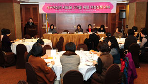 대구여성가족정책연구센터는 제3차 대구여성포럼은 지난달 16일 그랜드호텔에서 지역 여성정책 30년의 성과를 짚어보고 향후 과제에 대해 설명하는 자리를 마련했다. 성일권기자 sungig@msnet.co.kr