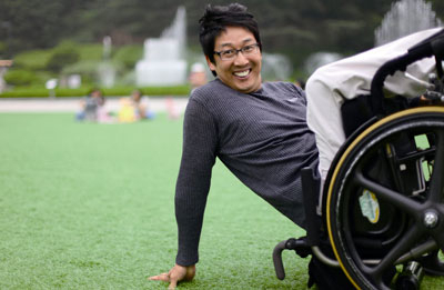 황영택 씨는 장애에 굴하지 않고 오뚝이처럼 일어나 휠체어 테니스 국가대표를 거쳐 성악가로 새 삶을 살고 있다.