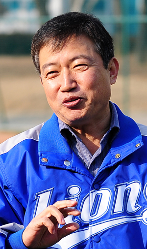 디펜딩 챔프로서 더 화끈한 모습으로 2연패를 이끌겠다고 다짐하는 삼성 송삼봉 단장. 성일권기자 sungig@msnet.co.kr