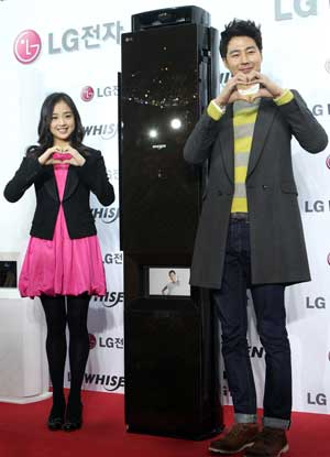 계절을 잊은 에어컨 신제품 출시가 이어지고 있다. 광고모델도 삼성전자는 김연아, LG전자는 손연재와 조인성을 선정해 겨울 에어컨 전쟁에 나섰다.