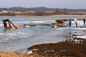 10일 74t급 모래준설선이 침몰하자 성주군청과 대구지방환경청, 한국수자원공사 관계자 등 50여 명이 긴급 출동해 오일펜스를 설치하고 유회수기를 가동하는 등 방제작업을 벌였다. 정창구기자