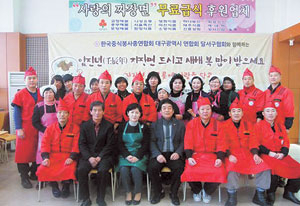 대구시중식업봉사연합회 달서구협회 회원들이 달서구노인종합복지관에서 짜장면 무료급식 행사를 가진 뒤 환하게 웃고 있다.
