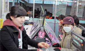 영천시 금호읍 영천축협 한우프라자에서 한우고기 할인가격 직판행사를 하고 있다. 민병곤기자