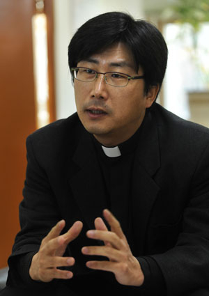 천주교 대구대교구 사목국 청소년 담당 전재현 신부가 건강한 학교 문화를 조성하기 위한 캠페인의 필요성을 역설하고 있다. 우태욱기자 woo@msnet.co.kr