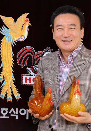 최호식 대표는 의리를 경영철학으로 호식이 두 마리 치킨을 전국 500여 개 가맹점을 보유한 전국적인 프랜차이즈로 성장시켰다. 정운철기자 woon@msnet.co.kr