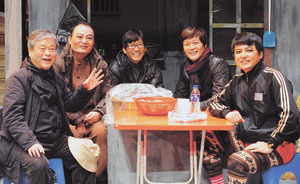 창립 40주년을 맞은 계명극예술연구회 OB팀. 왼쪽부터 원명수 명예교수, 장송식, 성석배, 이철우, 차상웅 씨.
