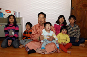 성백영(사진 가운데) 상주시장은 아홉째 아이를 낳은 김현식