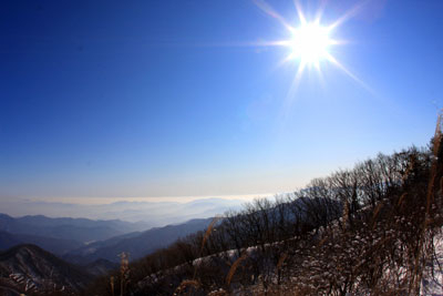 황악산 여정봉에 오르자 백두대간 능성들이 줄지어 도열하고 있다. 맑은 햇살을 받아 구름위로 멀리 가야산이 보인다.
