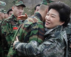 전방부대를 찾아서 사병들을 따뜻하게 위로하고 있는 박근혜 한나라당 비대위원장