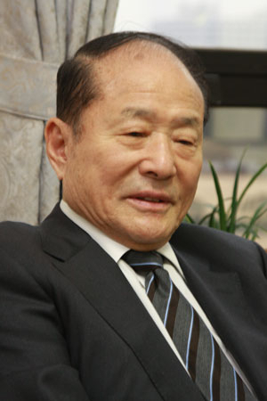 19일 오후 국회의원회관에서 매일신문 기자와 만나 근황과 최근 정국 상황에 대한 소회를 말하고 있는 이상득 전 국회부의장.