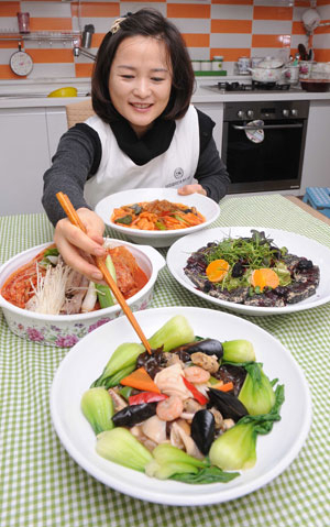 참자연음식연구소 신아가 원장이 설 명절 후 남은 음식을 활용한 요리법을 소개하고 있다. 정운철기자 woon@msnet.co.kr