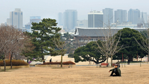 중학교 시절 아버지를 따라 대구 달성공원예식장 관리소로 이사 온 후 학창시절을 보냈던 달성공원. 당시 단군성조를 모셨던 사당자리는 잔디밭으로, 초가가 즐비했던 공원 앞 도심은 빌딩숲으로 변했다. 이상화 시비를 비롯해 넓은 공원을 마당 삼아 지냈던 이곳에서의 생활은 문학에 열정을 불태우던 내게 큰 행운이었다. 김태형기자 thkim21@msnet.co.kr