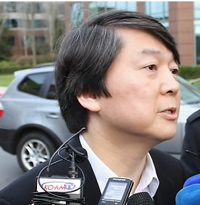 안철수 서울대 융합과학기술대학원장은 올연말 대선 출마 등 정계 진출과 관련한 여러 관측에 대해 