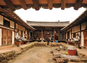 구미시 해평면 해평리 쌍암고택(雙巖古宅). 검재(儉齋) 최수지(崔水智) 선생의 후손인 최광익(崔光翊) 선생이 1731년에 아들 살림집으로 지은 것으로 전해진다. ㄷ자형의 이 안채는 주변 지세에 따라 동향으로 건축됐다. 김태형기자 thkim21@msnet.co.kr