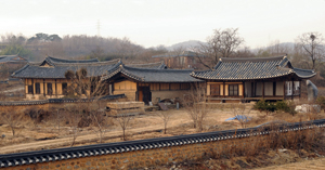 쌍암고택 북쪽언덕에 위치한 북애고택(北厓古宅). 안채(왼쪽)는 동향이지만 사랑채는 햇볕과 통풍을 고려해 축대를 높이 쌓은 뒤 남향으로 건축했다