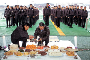 독도 해상 지킴이들이 삼봉호 함상에서 23일 설날 합동차례를 지내고 있다. 동해해양경찰청 제공