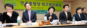 민주통합당 최고위원들이 27일 오전 대구 동구 신서동 혁신도시사업단을 방문해 최고위원회의를 시작하기 앞서 기자회견을 하고 있다. 우태욱기자 woo@msnet.co.kr