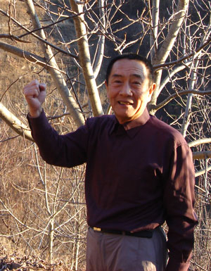 호두 농사로 연매출 10억원을 올리고 있는 김형광 씨가 호두나무를 살펴보고 있다. 모현철기자