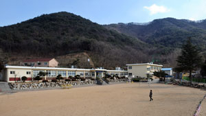 지름길로 가느라 산을 오르내리며 등교했던 용산초등학교. 한때 폐교의 위기를 맞았지만 지금은 입소문이 나 학생들이 몰려들고 있다.